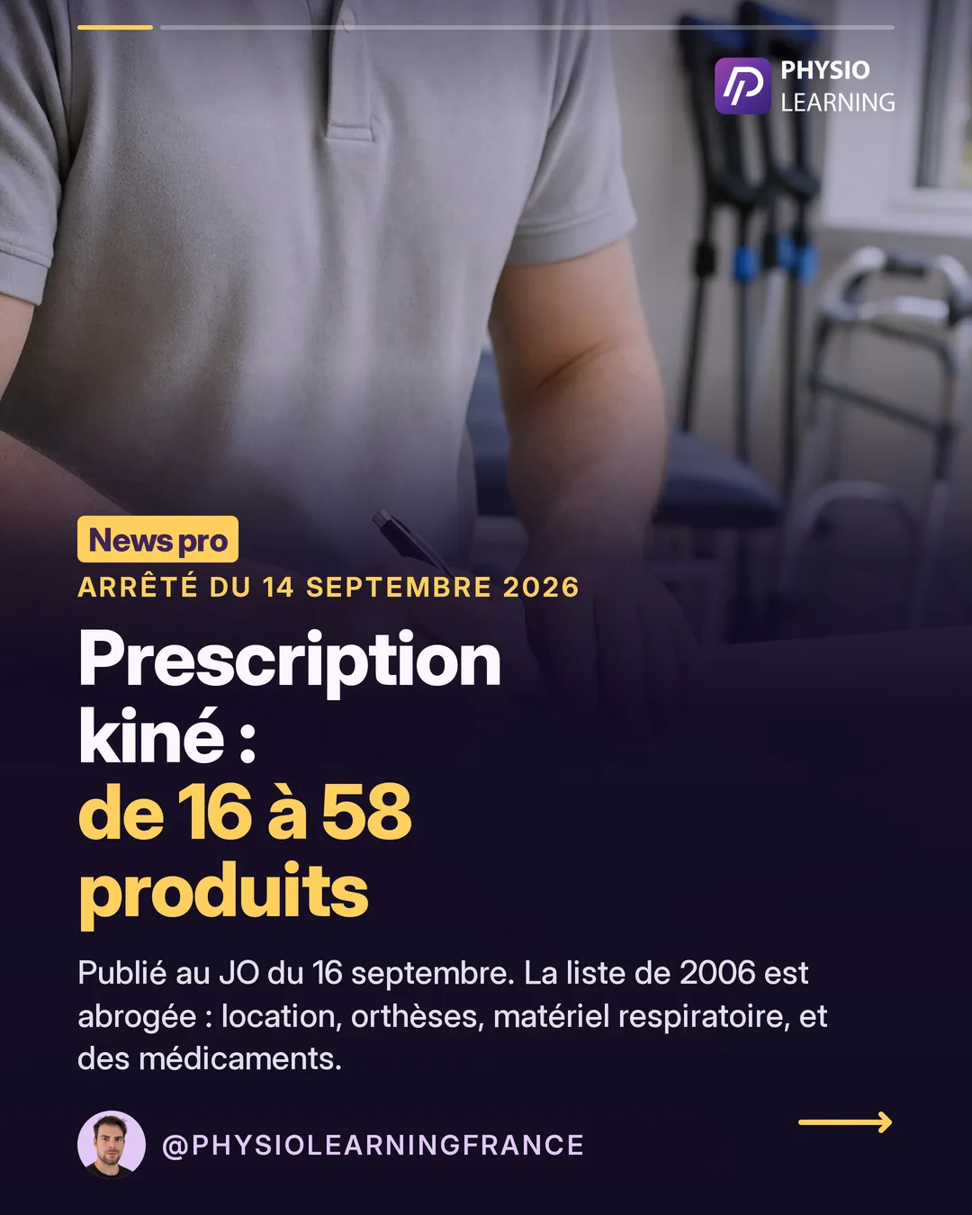 News pro. Prescription kiné : de 16 à 58 produits. Arrêté du 14 septembre 2026, JO du 16 septembre. La liste de 2006 est abrogée : location, orthèses, matériel respiratoire, et des médicaments. Photo : les mains d’un kiné écrivent sur une ordonnance, cannes et déambulateur flous derrière.
