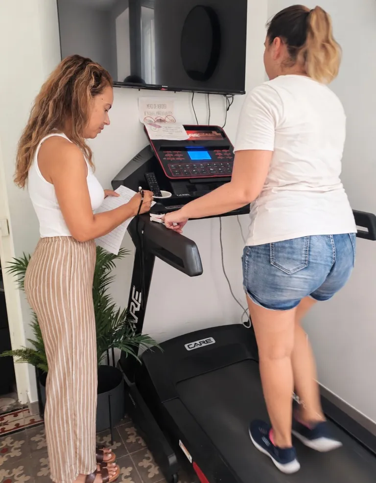 Réentraînement à l'effort sur tapis de marche, relevé des paramètres pendant la séance