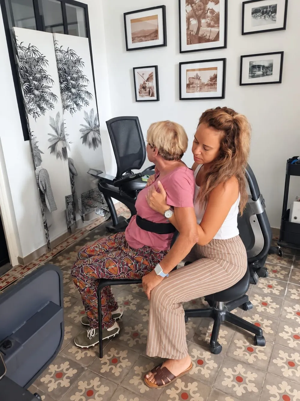 Technique manuelle de désencombrement bronchique sur une patiente assise