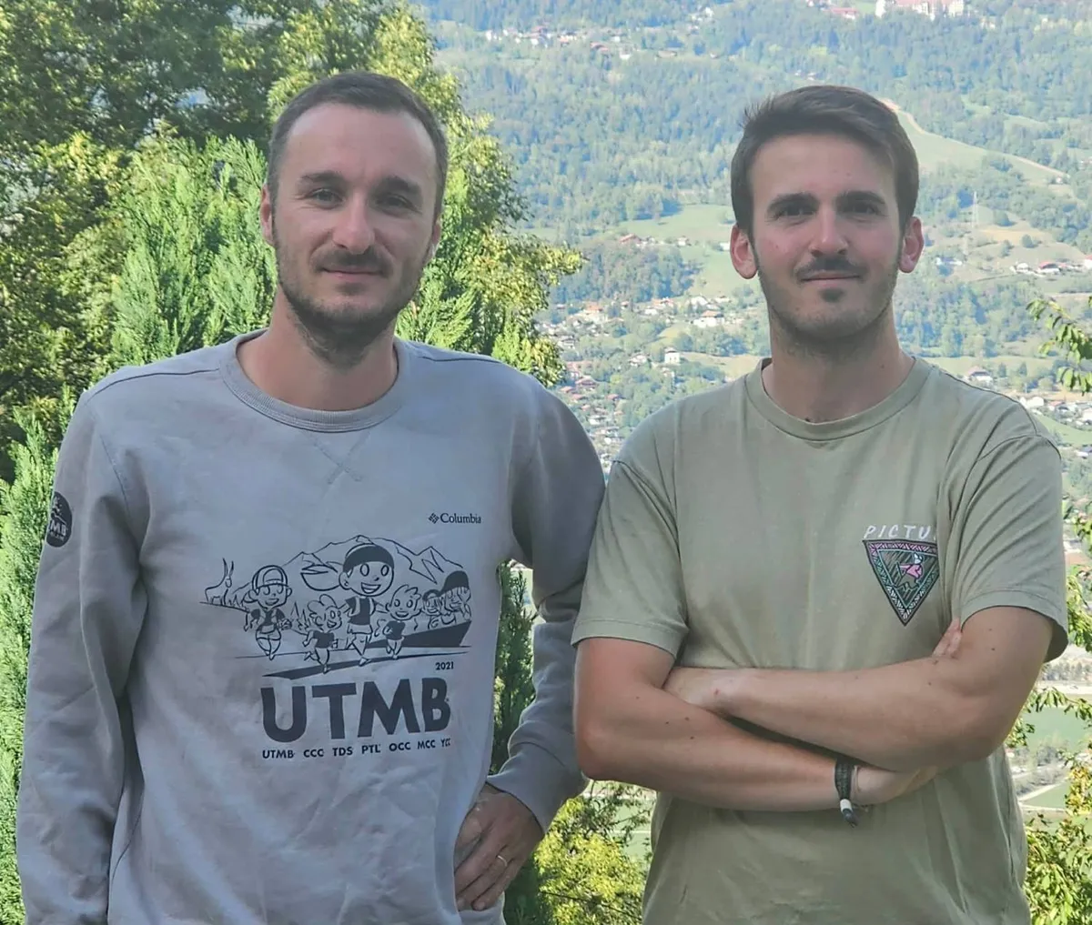 Lucas Barberot, à gauche, et Simon Feaud, à droite, formateurs, en montagne